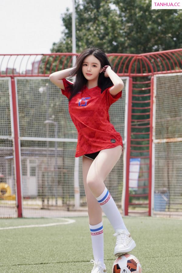   [XiuRen]高清写真图 2024.06.20 No.8733 小薯条nienie 美腿丝袜第9张图片